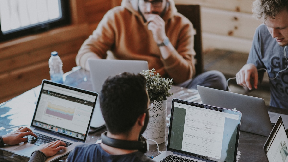 顧問團隊進行策略會議