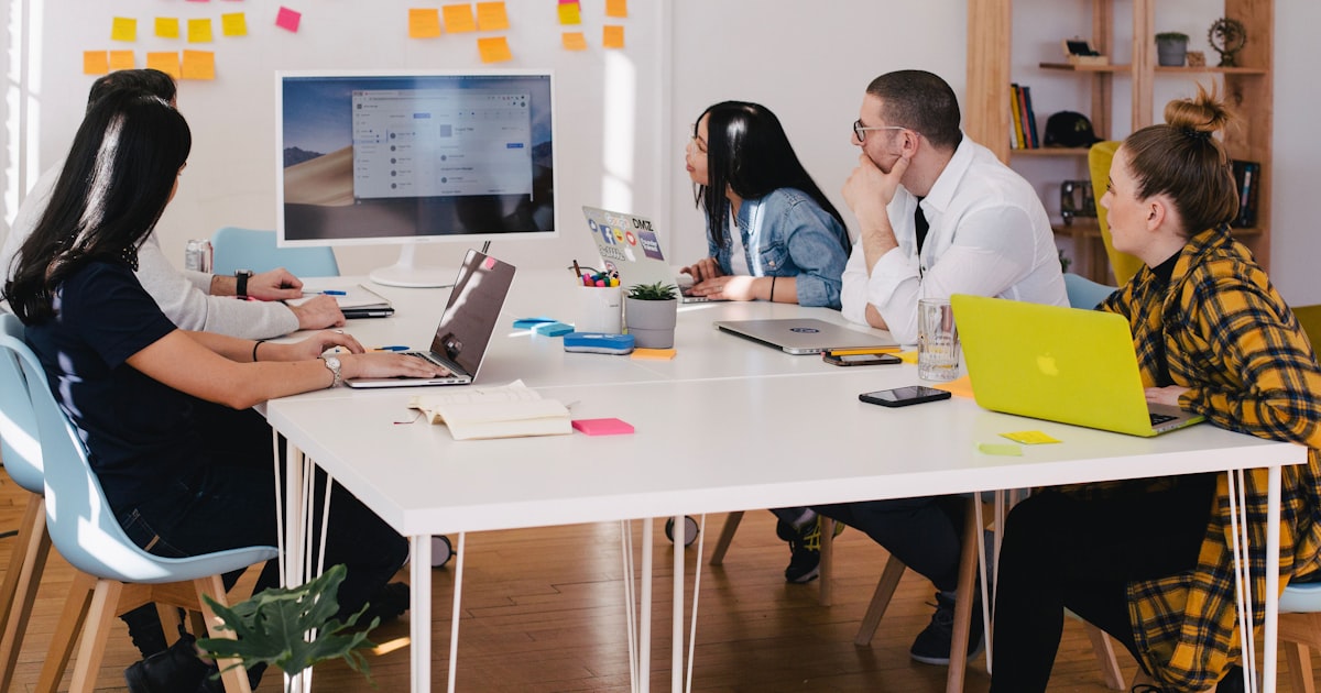 Slack vs Microsoft Teams 中小企業遠距協作 SaaS 採購比較封面