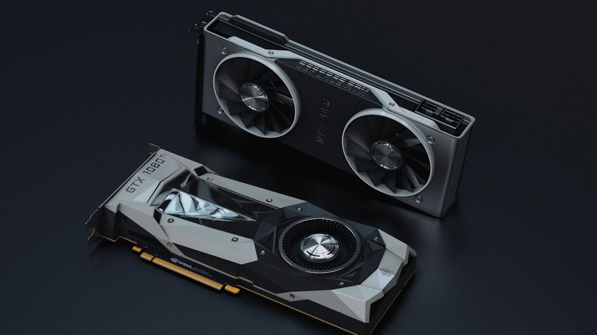 AI 加速晶片特寫：Trainium、TPU、Maia 自研晶片並列概念