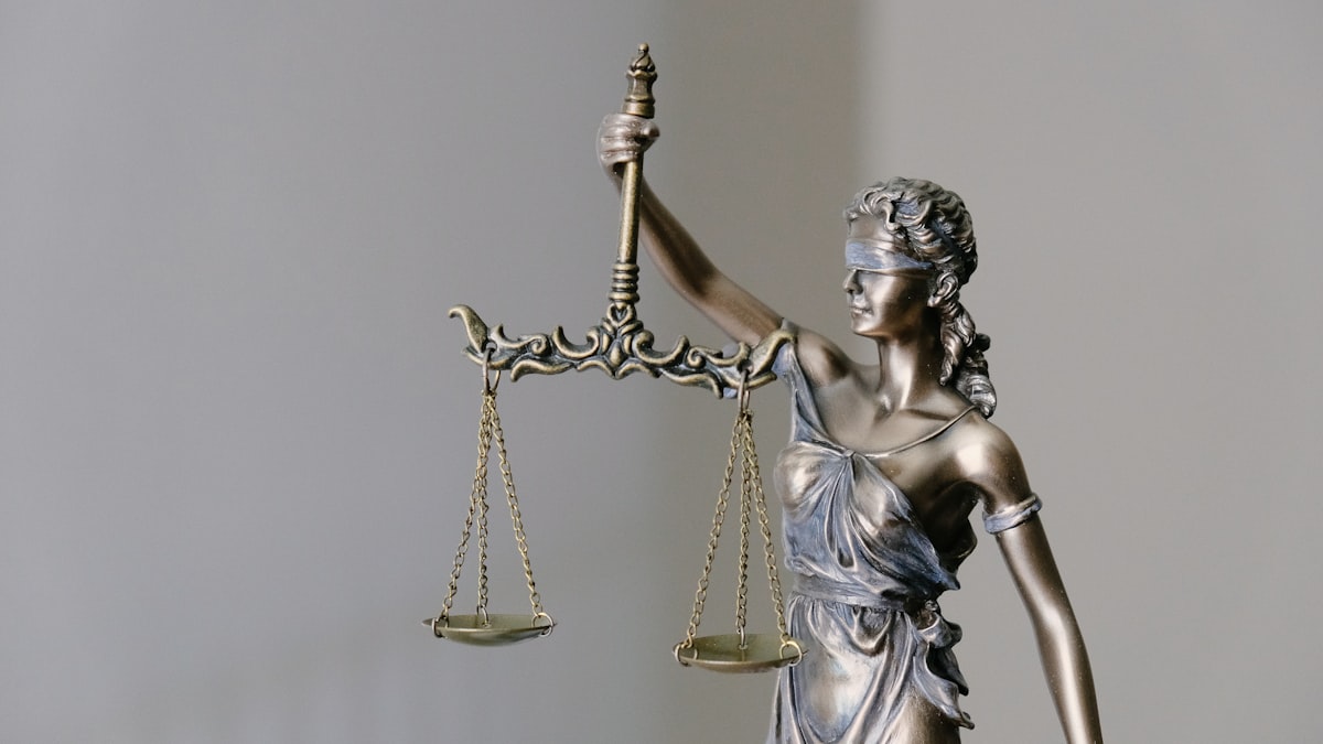 法律天秤象徵 AI 代理行為的法律責任歸屬問題