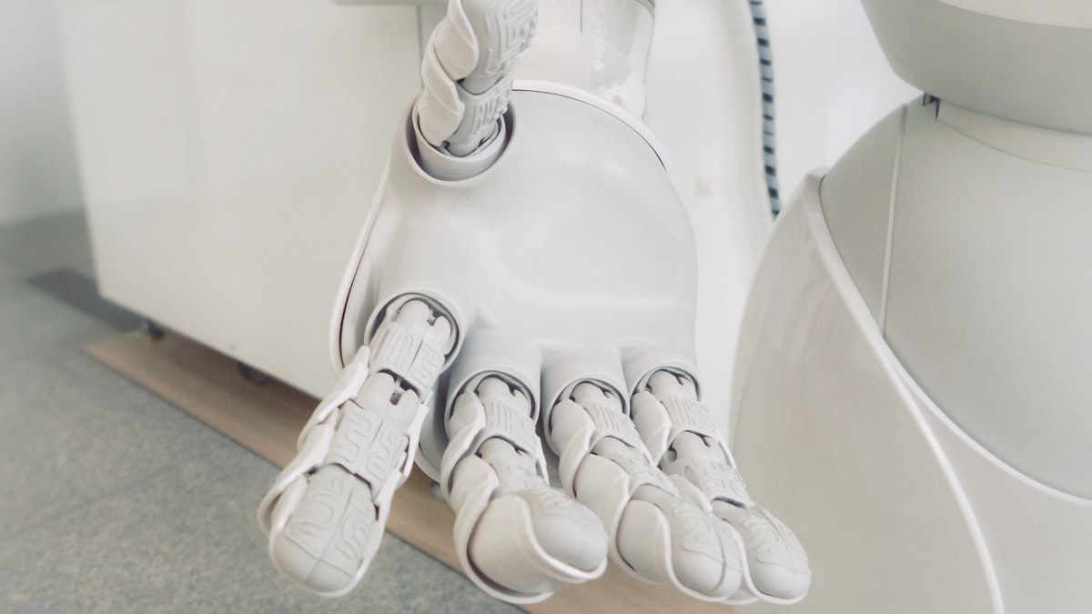 AI 客服系統六大關鍵決策矩陣示意