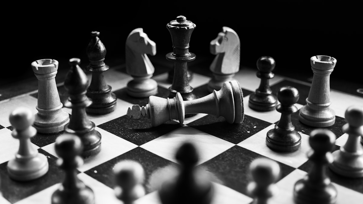 AI 策略思維與對弈進化示意圖