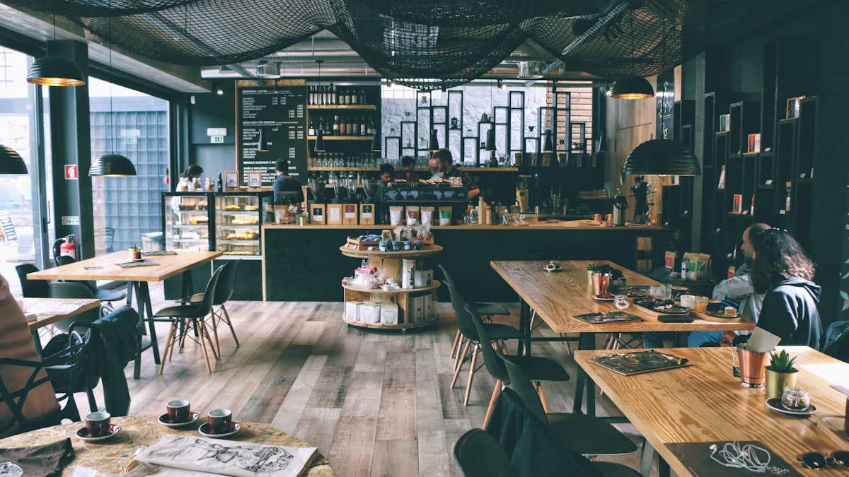 連鎖飲料店加盟管理 AI 系統示意