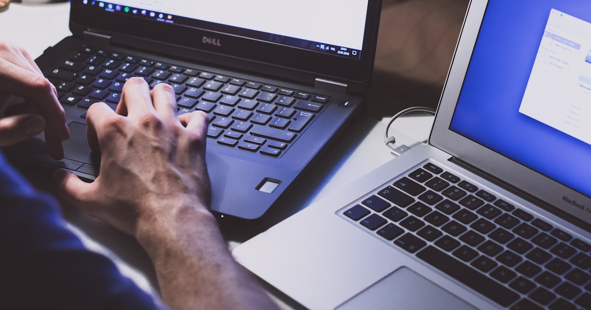 Next.js vs WordPress：技術人視角的長期維護、SEO 表現與效能對比（含實測數據） 封面圖