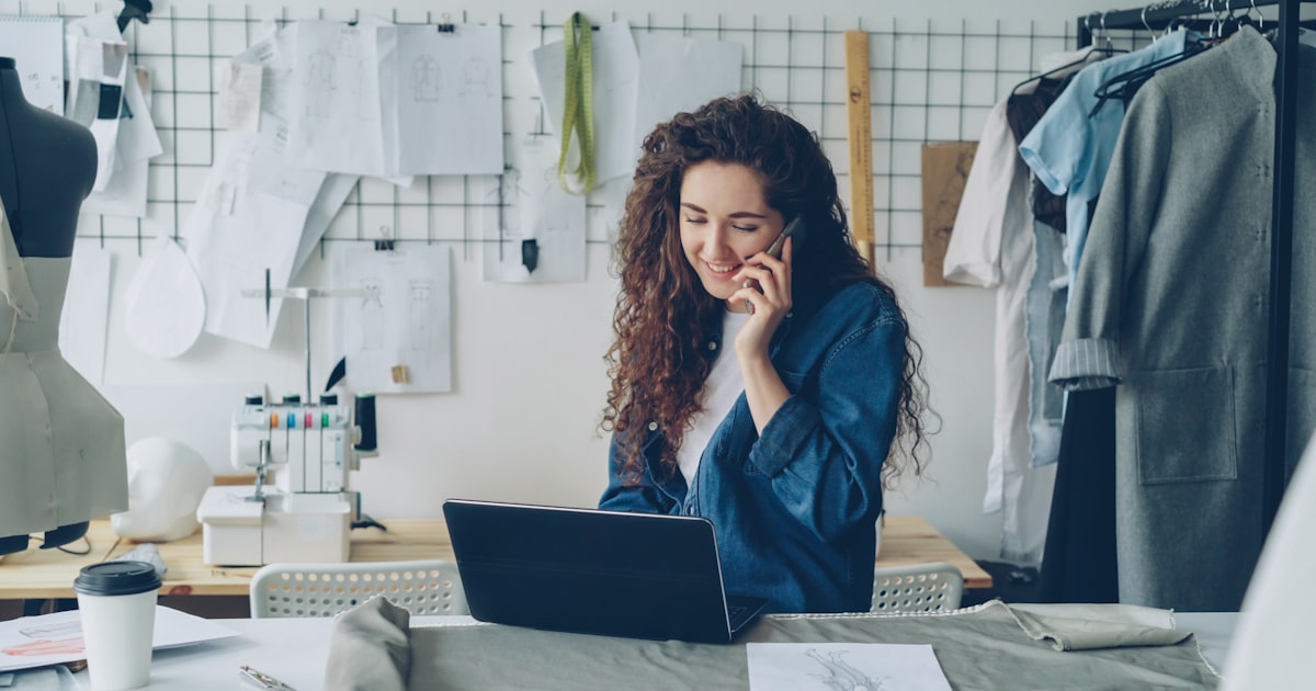 Claude for Small Business 完整解析：Anthropic 把 AI 塞進 QuickBooks、HubSpot、Canva，中小企業老闆現在該不該跳上船 封面圖
