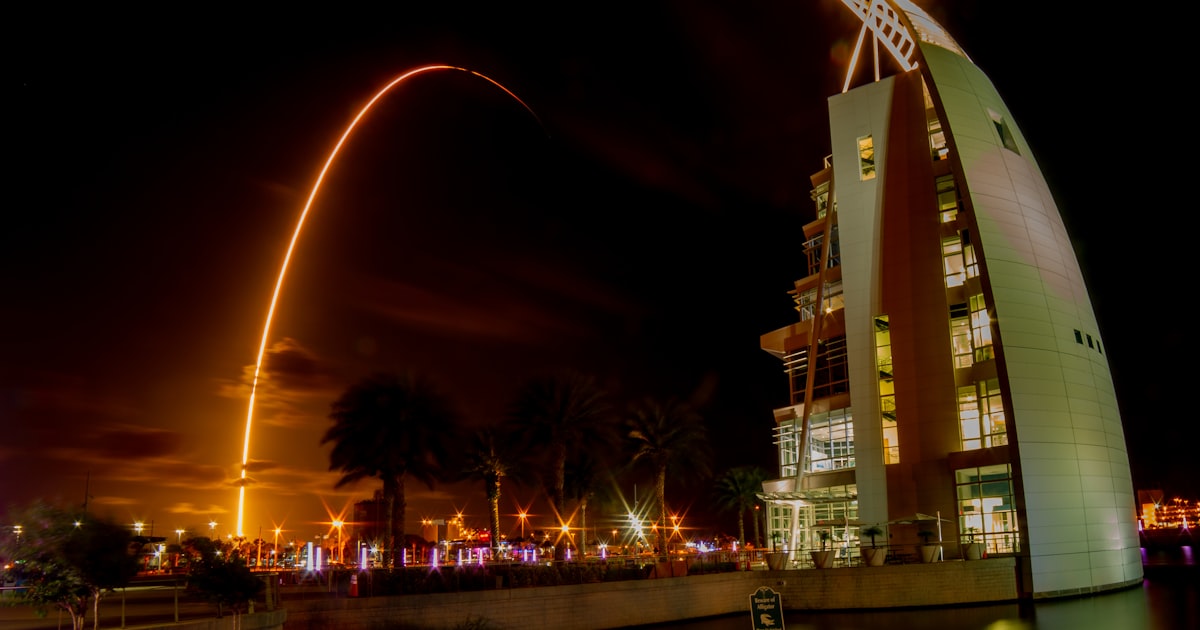 Anthropic 5 月三大動作：SpaceX 算力結盟、PwC 戰略合作、Gates 基金會 $200M——對台灣中小企業 AI 採購的 4 個啟示 封面圖