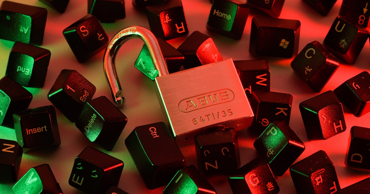 Claude Security 公測上線完整解析：找外包做開發的中小企業老闆該怎麼把 AI 程式碼資安納入合約與廠商評估流程 封面圖