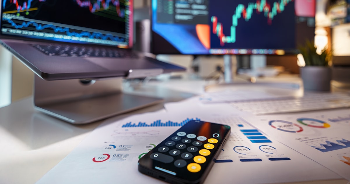 Claude for Financial Services 上線 + 10 個 Finance Agent：中小企業 CFO 該不該立刻採購 Wall Street 級工具？6 個月決策路線圖 封面圖