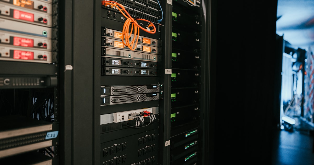 Dell PowerRack 與 Deskside Agentic AI 完整解析：金融、醫療、律師事務所「資料不出公司」的地端 AI agent 採購決策 封面圖