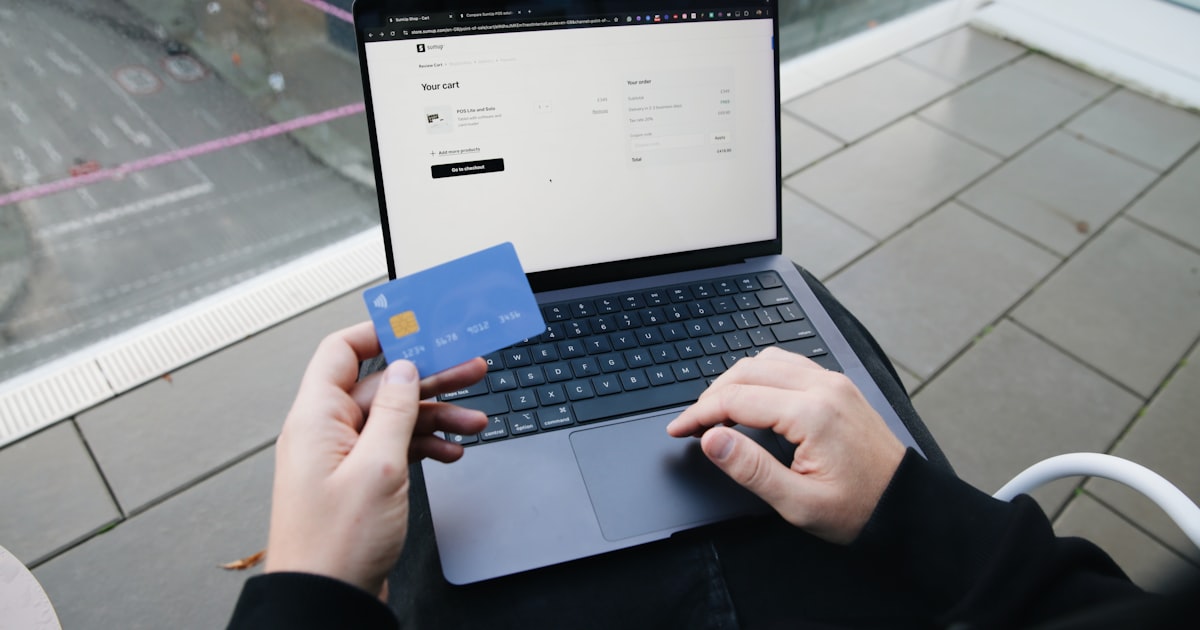 金流串接綠界、藍新、TapPay、Stripe 完整選型指南:老闆與 PM 看得懂的費率、API 穩定性、對帳便利性 4 大決策維度 封面圖