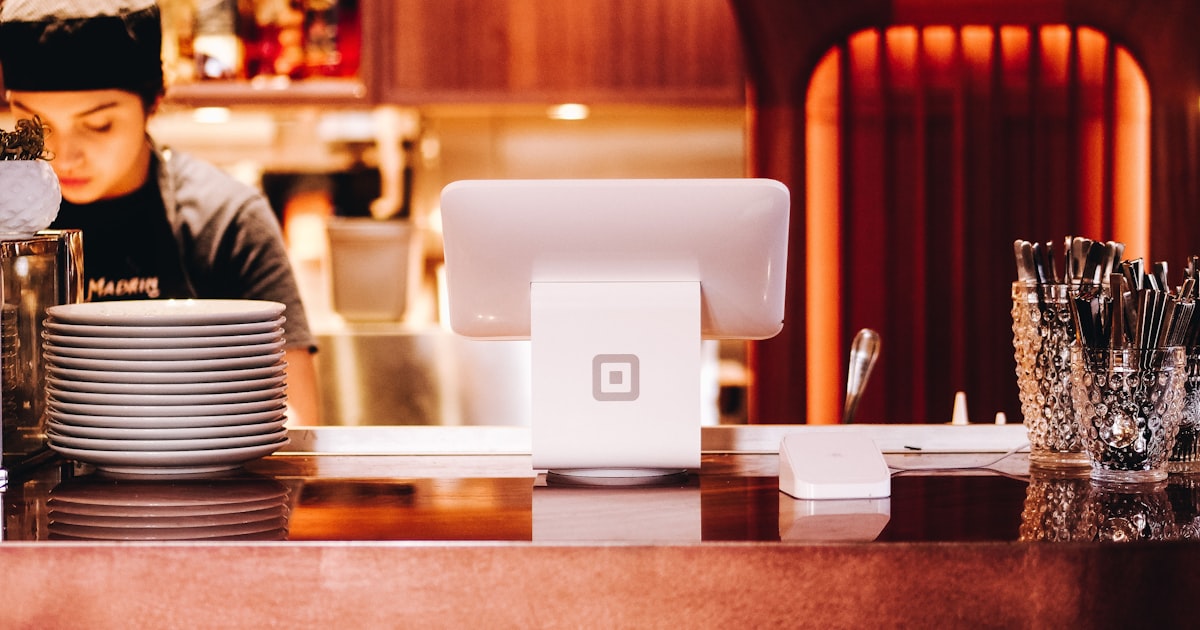 客製化 POS 收銀系統開發完整指南：6 個關鍵決策、3 個報價區間、5 個常見地雷 封面圖