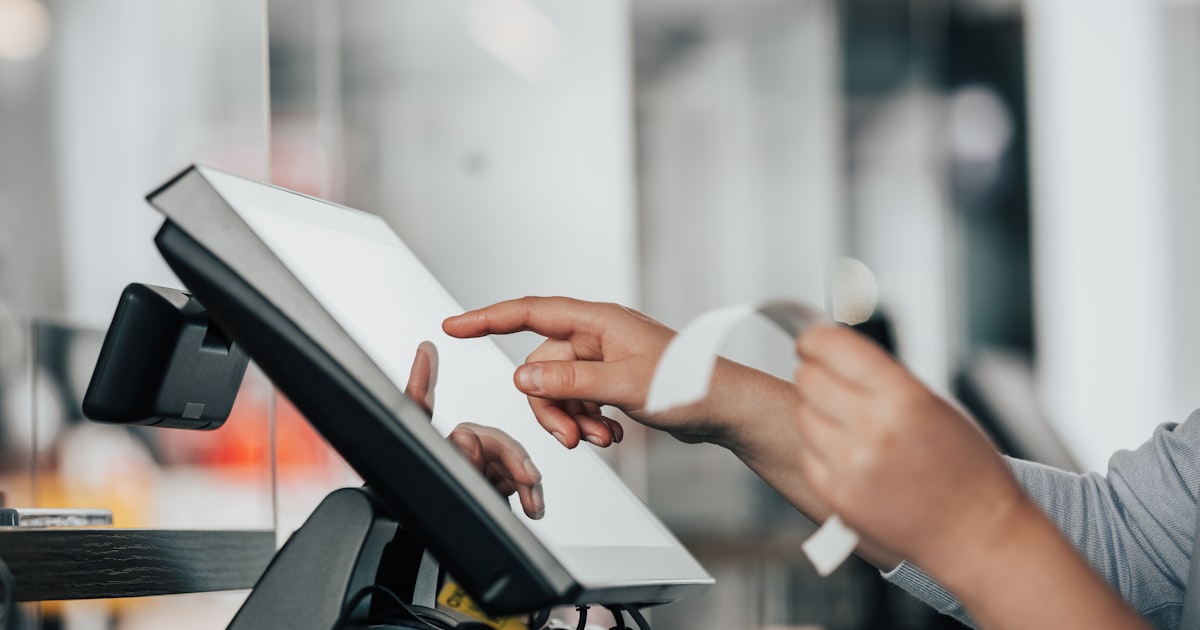 中小企業電子發票整合外包完整買家指南：與 ERP、POS、進銷存系統串接的 6 個技術決策、3 個報價區間、4 條合約紅線 封面圖