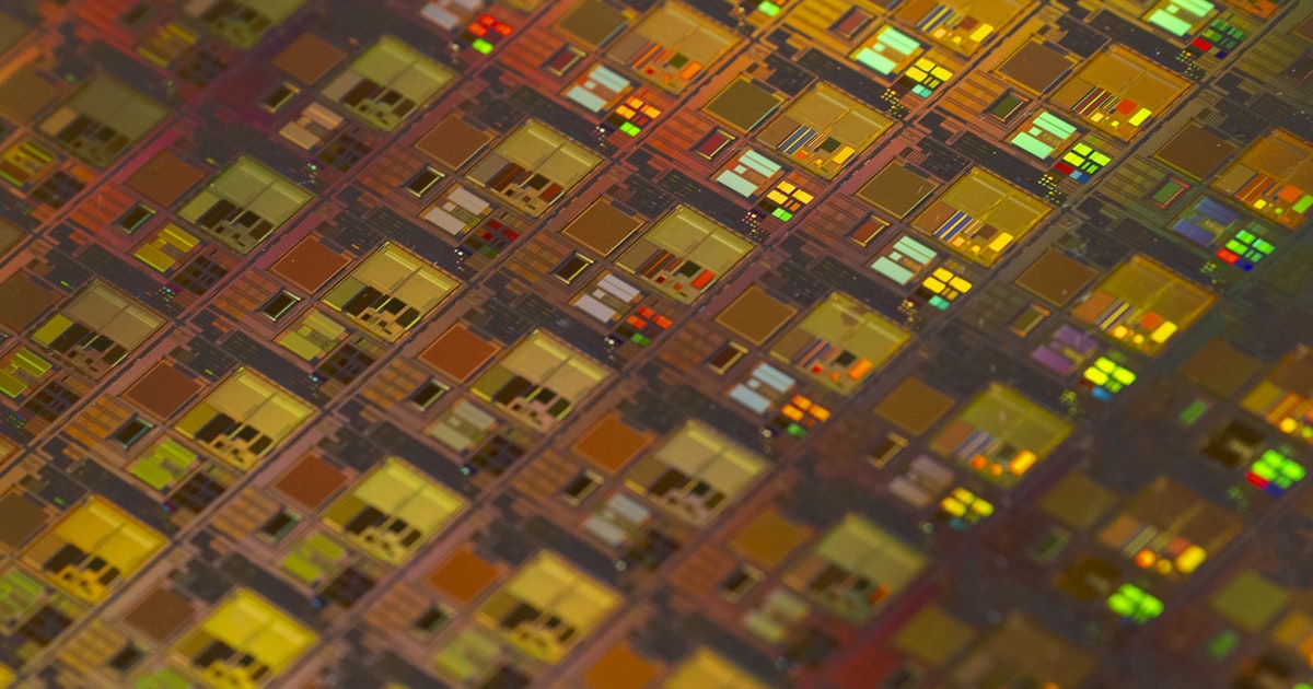Anthropic + Google + Broadcom 多 GW 算力三角同盟完整解析:H2 中小企業 AI 採購成本、廠商穩定性訊號與 6 個月行動清單 封面圖