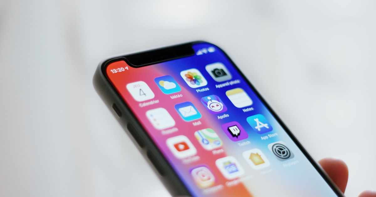 Apple WWDC 2026 iOS 27 Extensions 完整解析:Claude / ChatGPT / Gemini 替代 Siri,中小企業 App 採購、自家 App 接入 5 個訊號 + 60 天行動清單 封面圖