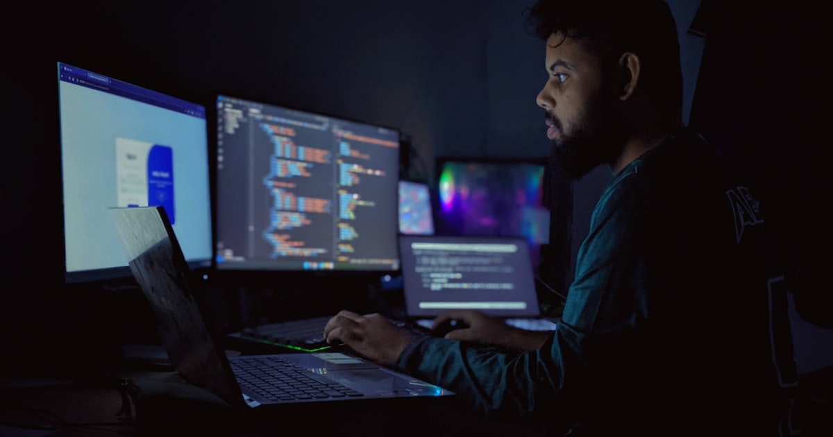 NeMo Agent Toolkit Alert Triage Agent + 漏洞分析 Blueprint 完整解析:中小企業 IT 維運「告警轟炸 → AI 智慧分流」採購 5 個訊號 + 90 天落地路線 封面圖