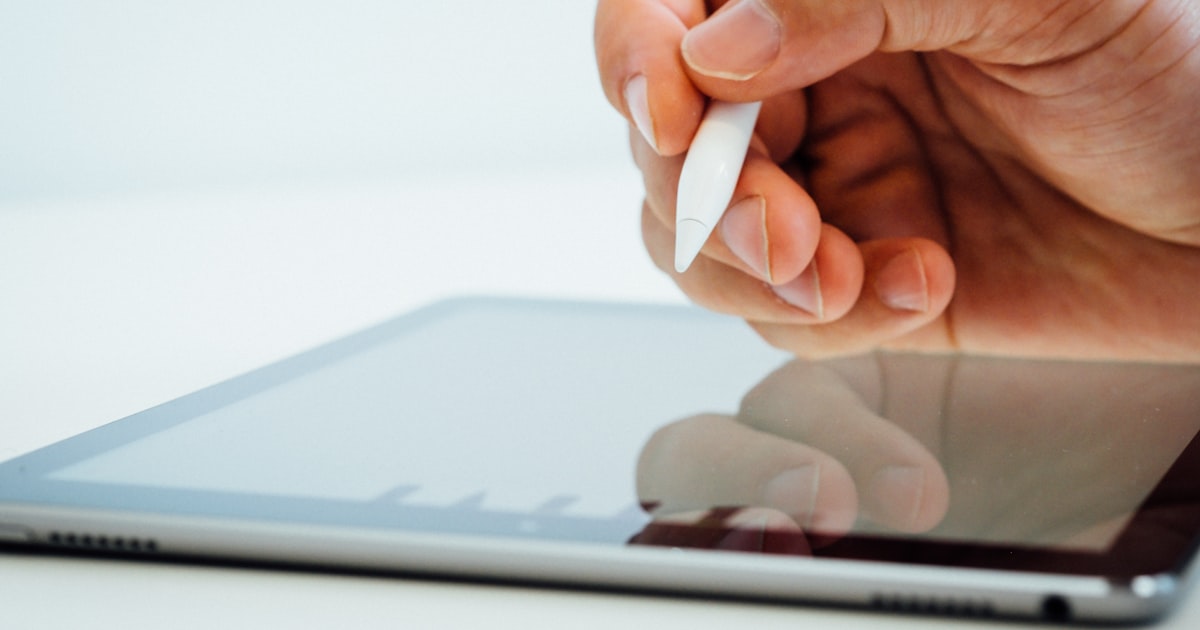 電子簽章 SaaS 採購完整指南：DocuSign / Adobe Acrobat Sign / CloudSign / 自架 4 條路徑、台灣法規必懂 5 點、4 條合約紅線——中小企業老闆「紙本合約消失」的完整決策框架 封面圖
