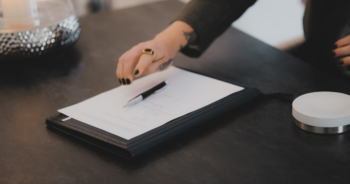 客製化合約 AI 審閱完整指南：Harvey / Ironclad CLM / DocuSign CLM / 自架 LLM 四條路徑 — 中小企業老闆 6 個決策、5 條合約紅線、3 個報價區間 封面圖
