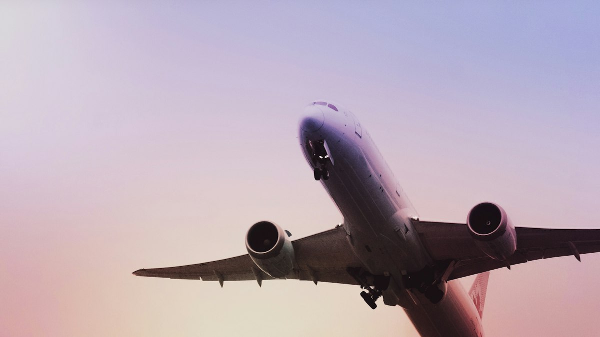 準備出國的飛機起飛畫面，辦簽證與海外租屋前要先備妥英文在職證明