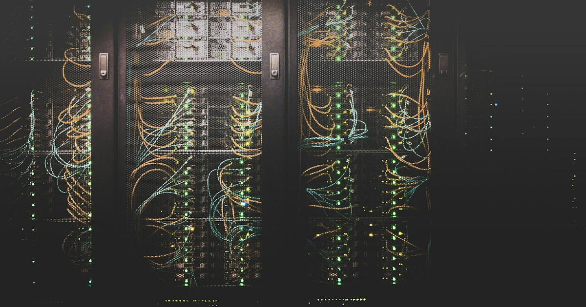 企業簡訊平台背後的機房伺服器機櫃，象徵 EVERY8D 遭駭事件中被入侵的簡訊基礎設施