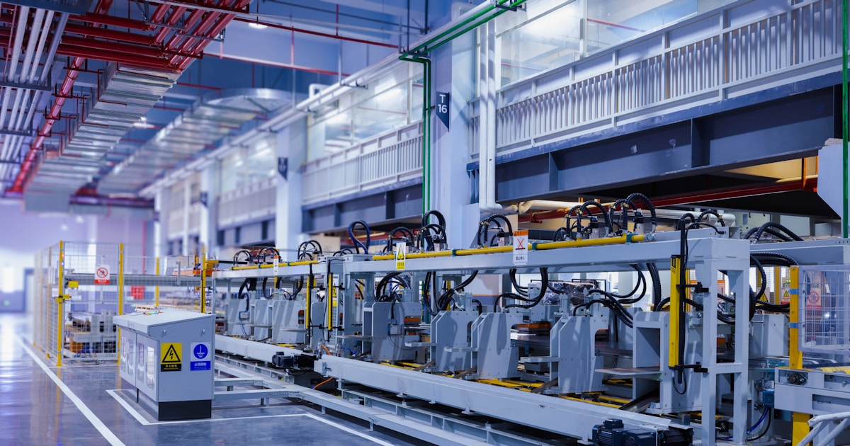 factory-saas-vs-custom-system-2026 文章封面