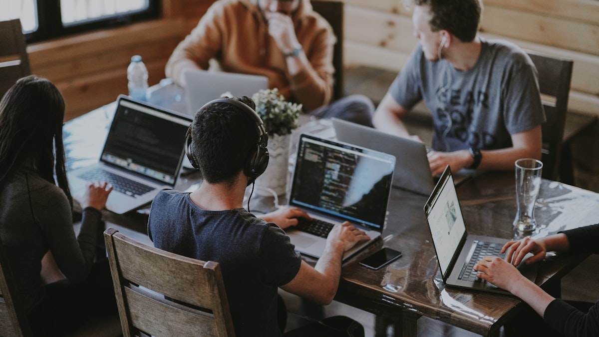 接案族在筆電工作：freelancer 需要一份完整的接案合約保護自己