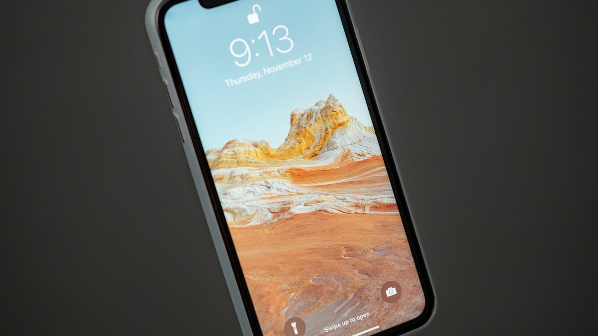 Android 17 與 Gemini Intelligence 員工手機示意