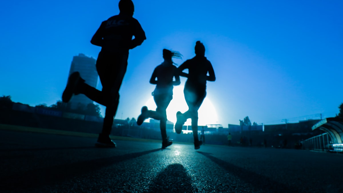 晨光中奔跑的跑者,呼應黃仁勳 Run, don t walk 的精神