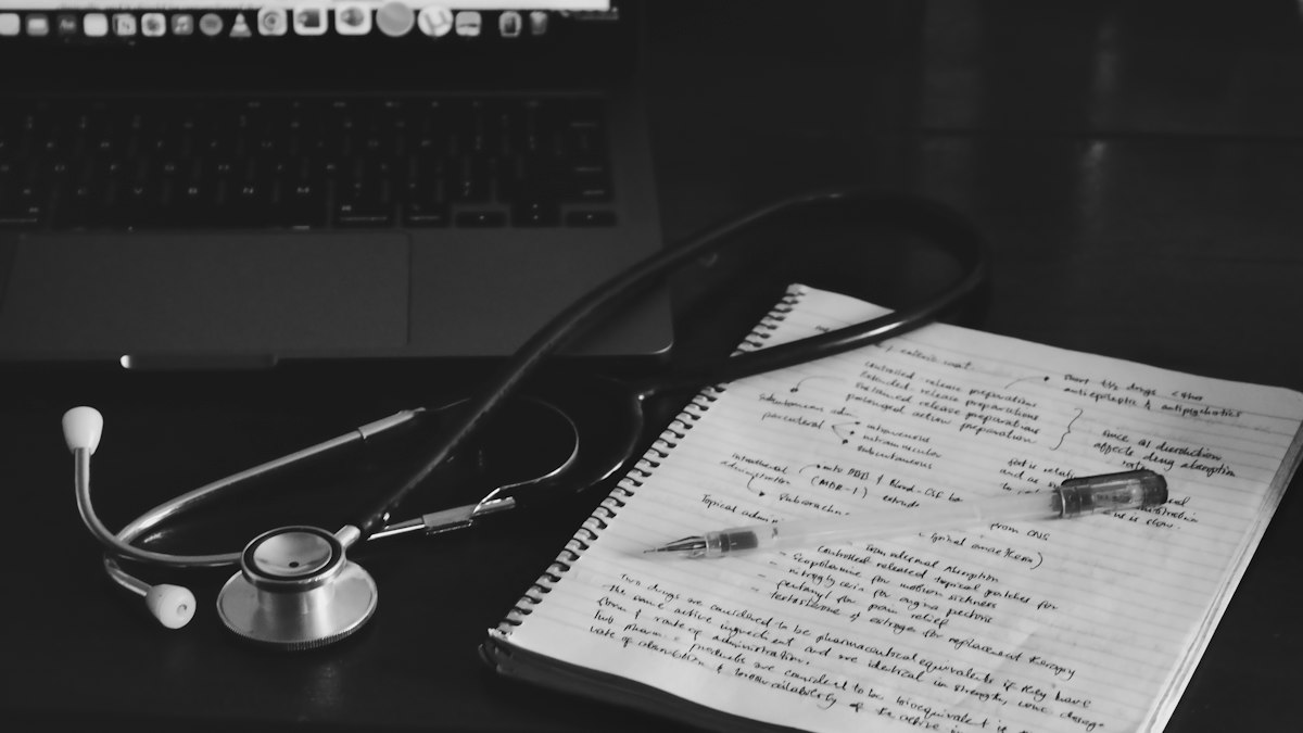 桌上的聽診器與手寫筆記，申請病歷前先確認要調哪一科、哪段期間的紀錄