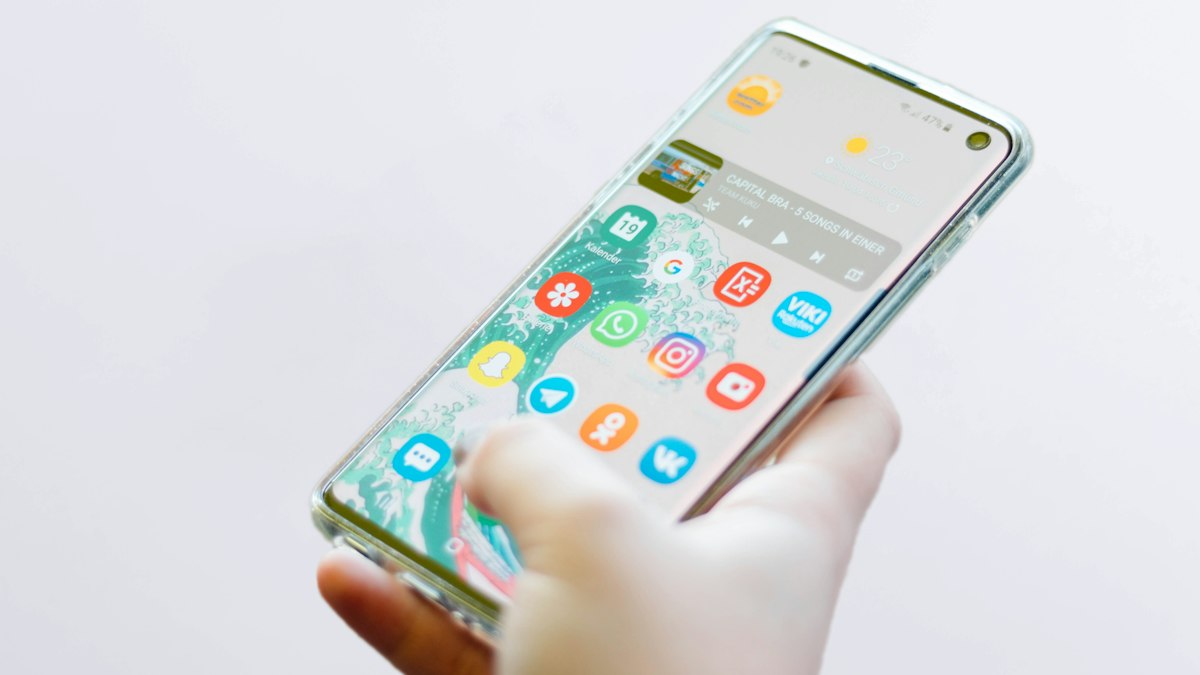 手上拿著智慧型手機準備開啟行動自然人憑證 APP 進行生物辨識驗證
