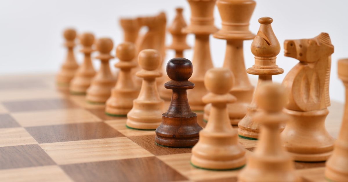 AI Self-Play 自我對弈封面圖 - 西洋棋對弈場景